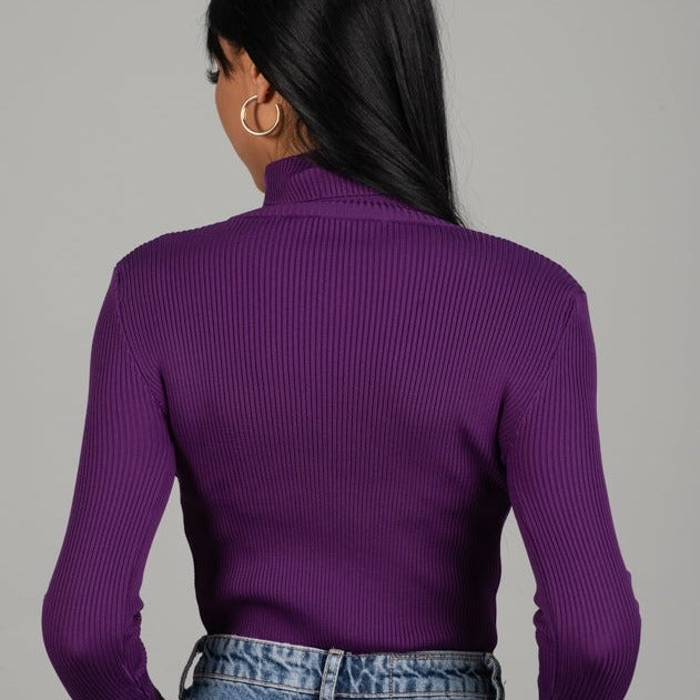 Дамска блуза PERONA  https://bvseductive.com/products/дамска-къса-блуза-perona  65 % памук 35 % полиестер ефектна дамска блуза поло&nbsp; в лилав цвят изработена от фина рипсена материя изчистен, втален дизайн&nbsp; стилен и лесно комбинативен модел за всеки ден