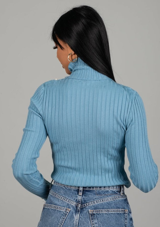 Дамска блуза NERDINA  https://bvseductive.com/products/дамска-блуза-nerdina-4  50% вискоза 50% полиестер модерна дамска блуза в син цвят модел по тялото с фина поло яка акцентирана с нежни перли за вашата нежна визия блуза&nbsp;NERDINA