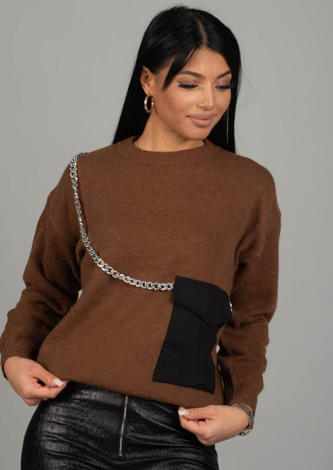 Дамски пуловер ALVIRDA  https://bvseductive.com/products/дамски-пуловер-alvirda  48 % акрил 52 % полиестер модерен дамски пуловер в кафяв&nbsp; цвят с ефектен джоб и синджир позволява лесно да се комбинира идеален избор за всекидневна визия