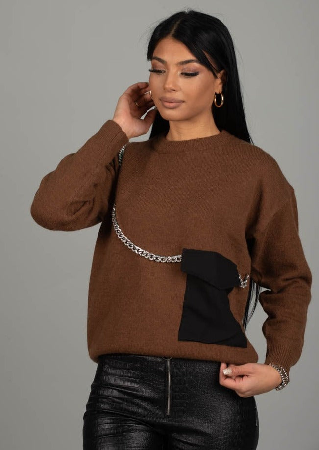 Дамски пуловер ALVIRDA  https://bvseductive.com/products/дамски-пуловер-alvirda  48 % акрил 52 % полиестер модерен дамски пуловер в кафяв&nbsp; цвят с ефектен джоб и синджир позволява лесно да се комбинира идеален избор за всекидневна визия