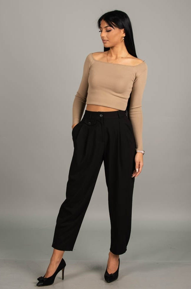 100 % памук модерен дамски панталон в черен цвят балонест модел с акцент копчета на глезените с ефектен набор в горната част моделът може лесно да се комбинира чудесен избор за ежедневната Ви визия
