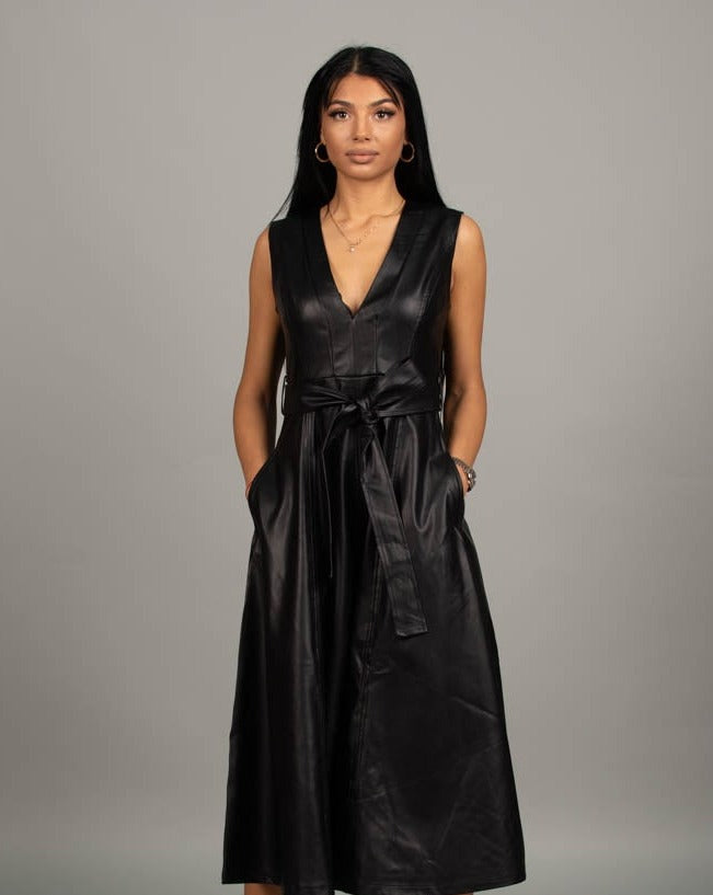 Кожена рокля TONILSA  https://bvseductive.com/products/кожена-рокля-tonilsa  85 % вискоза 15 % полиестер елегантна рокля в класически черен цвят висококачествена изработка от еко кожа стилен модел, който позволява лесно комбиниране със свободна кройка, подходяща за всяка фигура нежно предложение за Вашата женствена визия