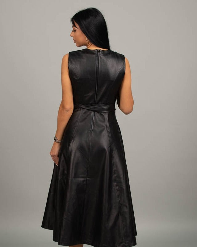 Кожена рокля TONILSA  https://bvseductive.com/products/кожена-рокля-tonilsa  85 % вискоза 15 % полиестер елегантна рокля в класически черен цвят висококачествена изработка от еко кожа стилен модел, който позволява лесно комбиниране със свободна кройка, подходяща за всяка фигура нежно предложение за Вашата женствена визия