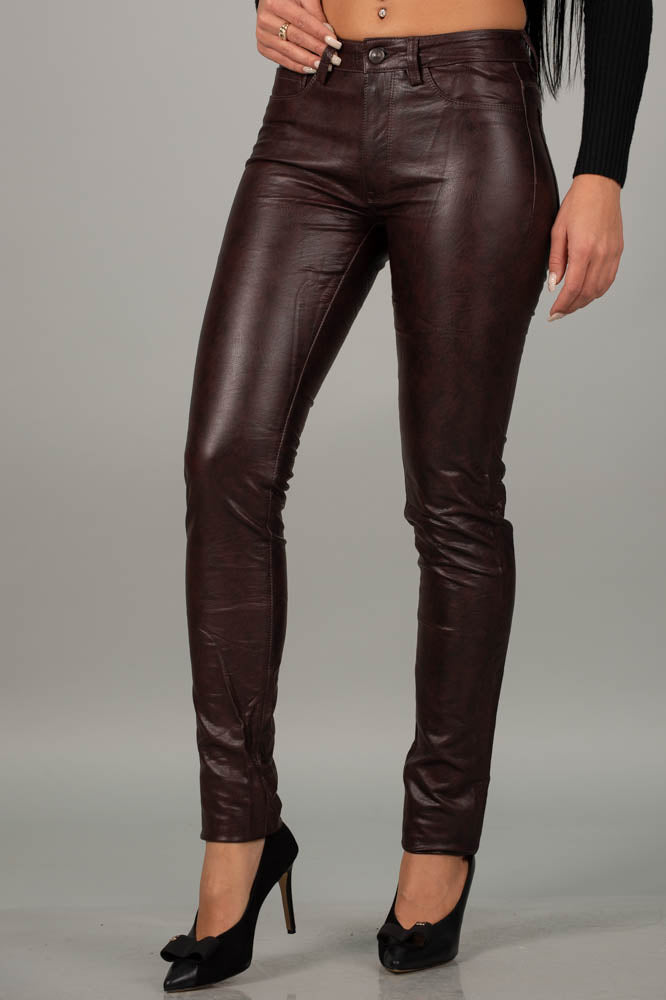 Дамски панталон DELTTA  https://bvseductive.com/products/дамски-панталон-deltta-1  модерен дамски панталон в тъмно кафяв цвят&nbsp; модел, описващ женската фигура идеално предложение за сезона&nbsp; чудесен избор за красива, тренди визия