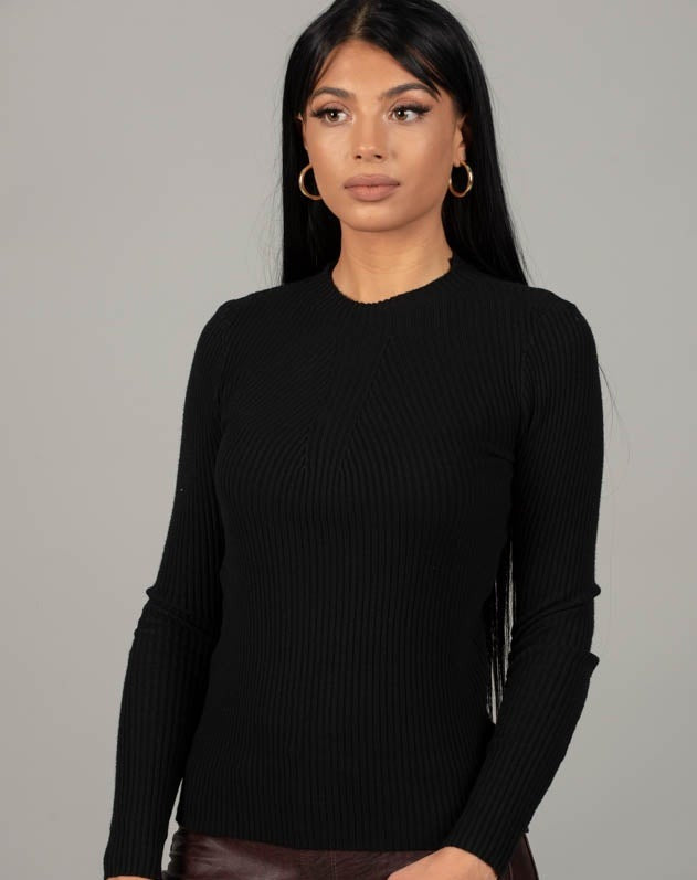 Дамска блуза AMENDOLA  https://bvseductive.com/products/дамска-блуза-amendola-2  87 % полиамид 8 % еластан 5 % памук стилна дамска блуза в черен цвят изработена от мека, приятна материя комфортен и лесно комбинативен модел със силует, който подчертава женските извивки чудесен избор за Вашата ежедневна визия