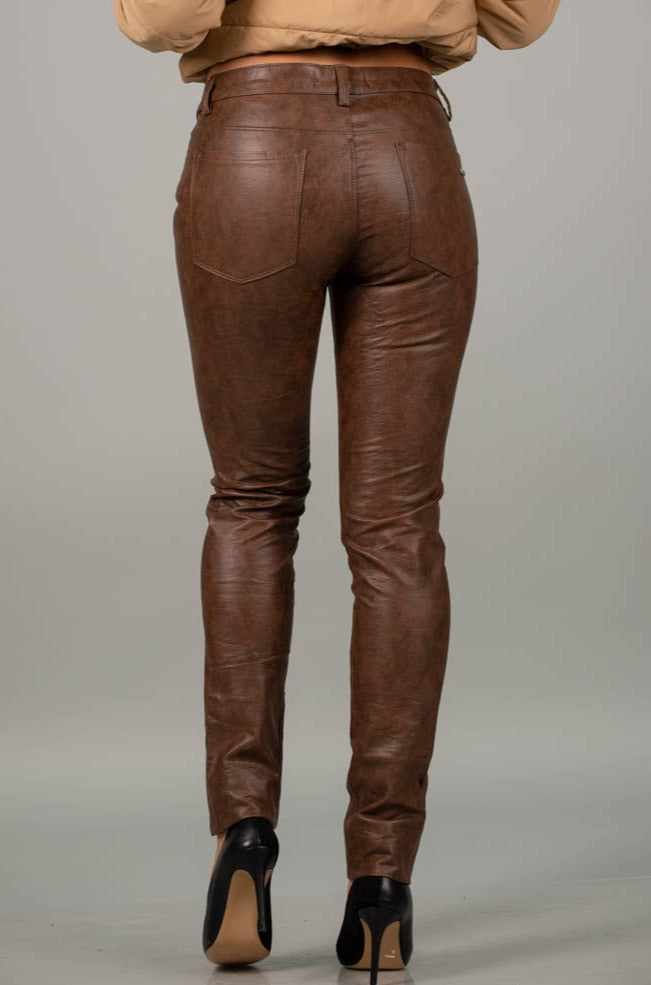 Дамски панталон DELTTA  https://bvseductive.com/products/дамски-панталон-deltta  модерен дамски панталон в кафяв цвят&nbsp; модел, описващ женската фигура идеално предложение за сезона&nbsp; чудесен избор за красива, тренди визия