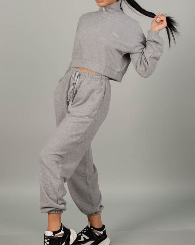 Дамски екип MELANI  https://bvseductive.com/products/women-s-outfit-sets-melani  100 % памук спортен комплект от две части в сиво висококачествена изработка от мека материя къса блуза с висока яка и цип удобен панталон, висока талия с ластик