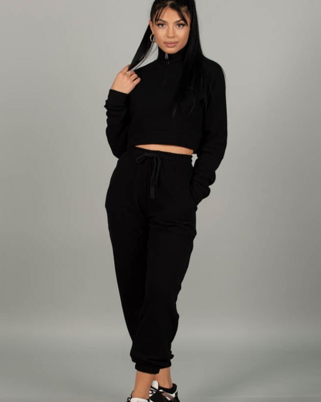 Дамски екип MELANI  https://bvseductive.com/products/women-s-outfit-sets-melani-1  100 % памук спортен комплект от две части в черно висококачествена изработка от мека материя къса блуза с висока яка и цип удобен панталон, висока талия с ластик