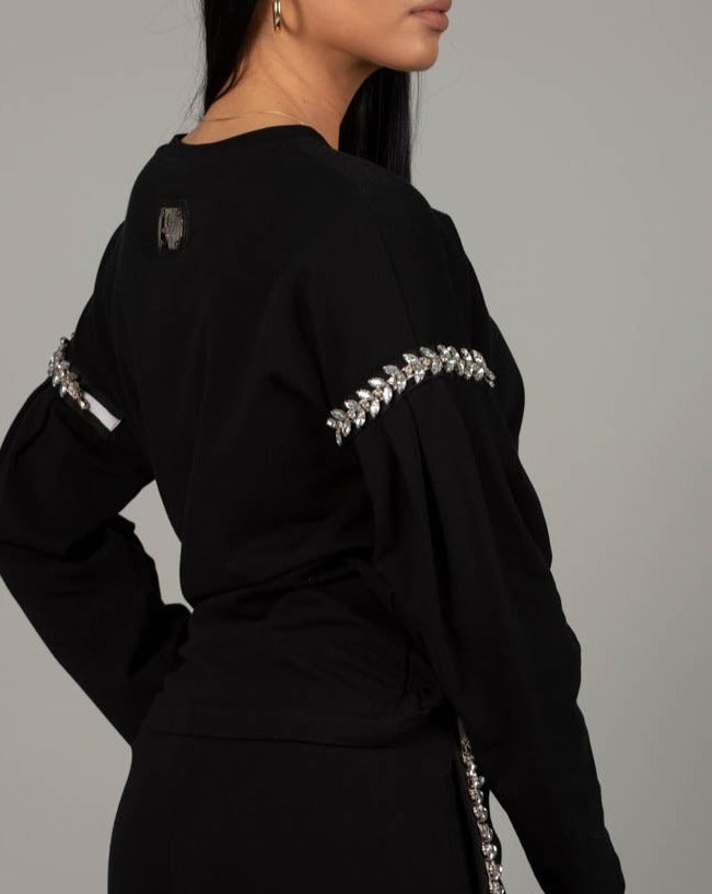 Дамски екип CLARITA  https://bvseductive.com/products/women-s-outfit-sets-clarita-1  100 % памук екип от две части в черен цвят изработен от приятна мека материя красива блуза с камъни на рамете долнище с бял кант и камъни на джоба чудесен избор за Вашата ежедневна визия