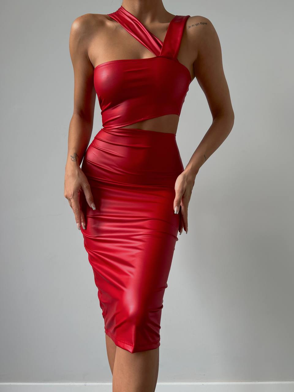 Дамска рокля MARINA RED  https://bvseductive.com/products/womans-s-dresses-marina-red  елегантна, миди рокля в червен цвят в изчистен дизайн и кройка, подчертаваща силуета модел с красиво деколте стилно предложение, с което ще направите впечатление