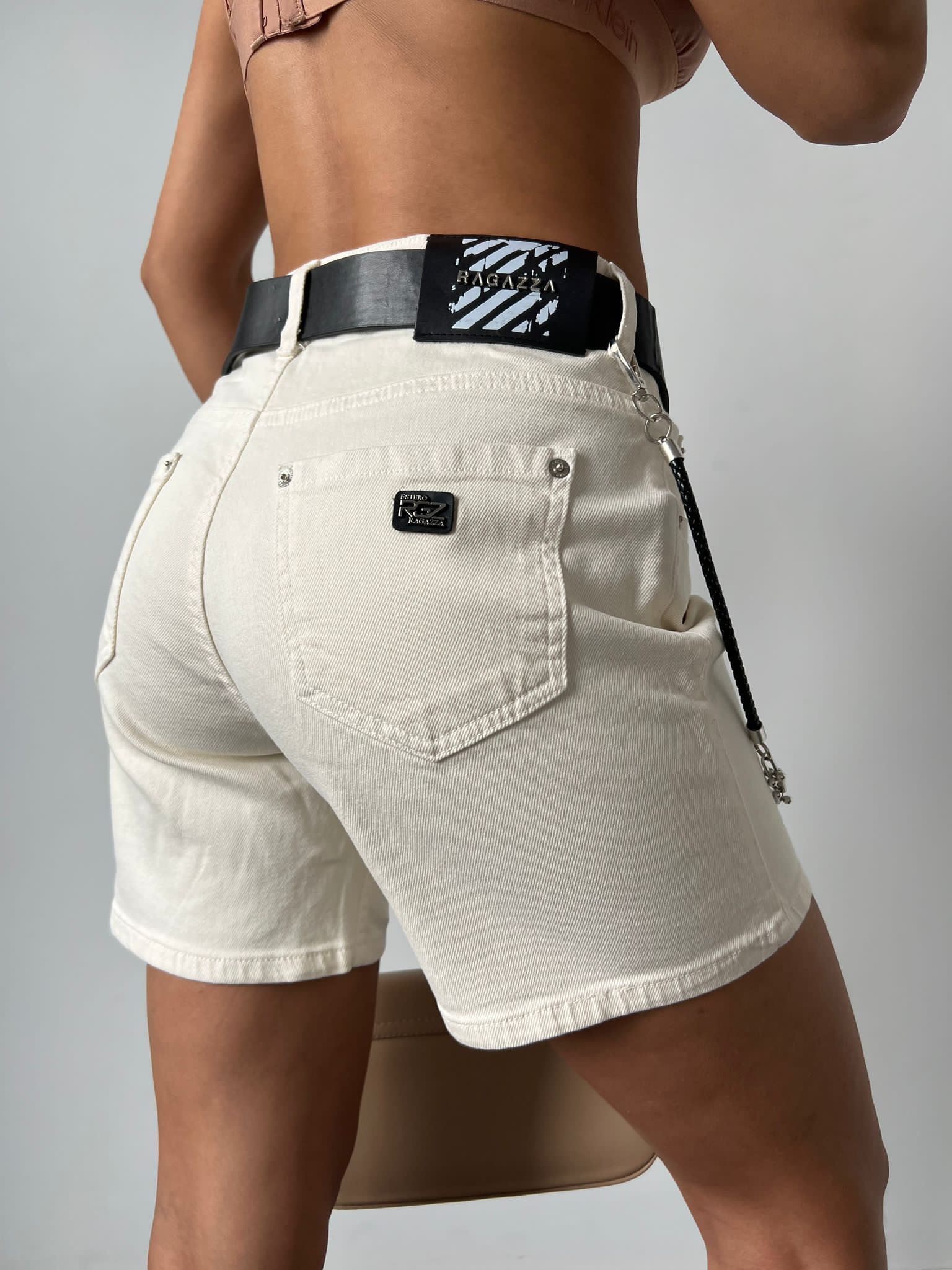 Дамски панталони LINA  https://bvseductive.com/products/дамски-панталони-lina  къси панталонки с колан в цвят екрю в широка кройка с висока талия можете да кобминирате с топ или тениска чудесно допълнение към Вашата визия