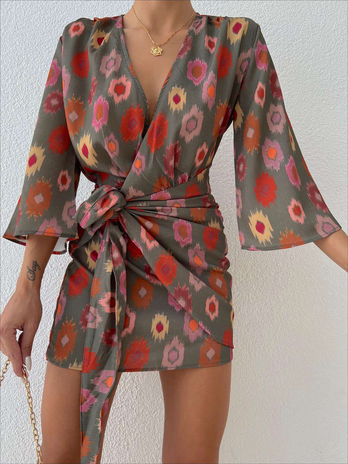 Дамска рокля CARI  https://bvseductive.com/products/дамска-рокля-cari  кокетна къса рокля в цветен десен модел с прехлупване и завръзване отпед за акцент идеален избор за Вашата женствена визия
