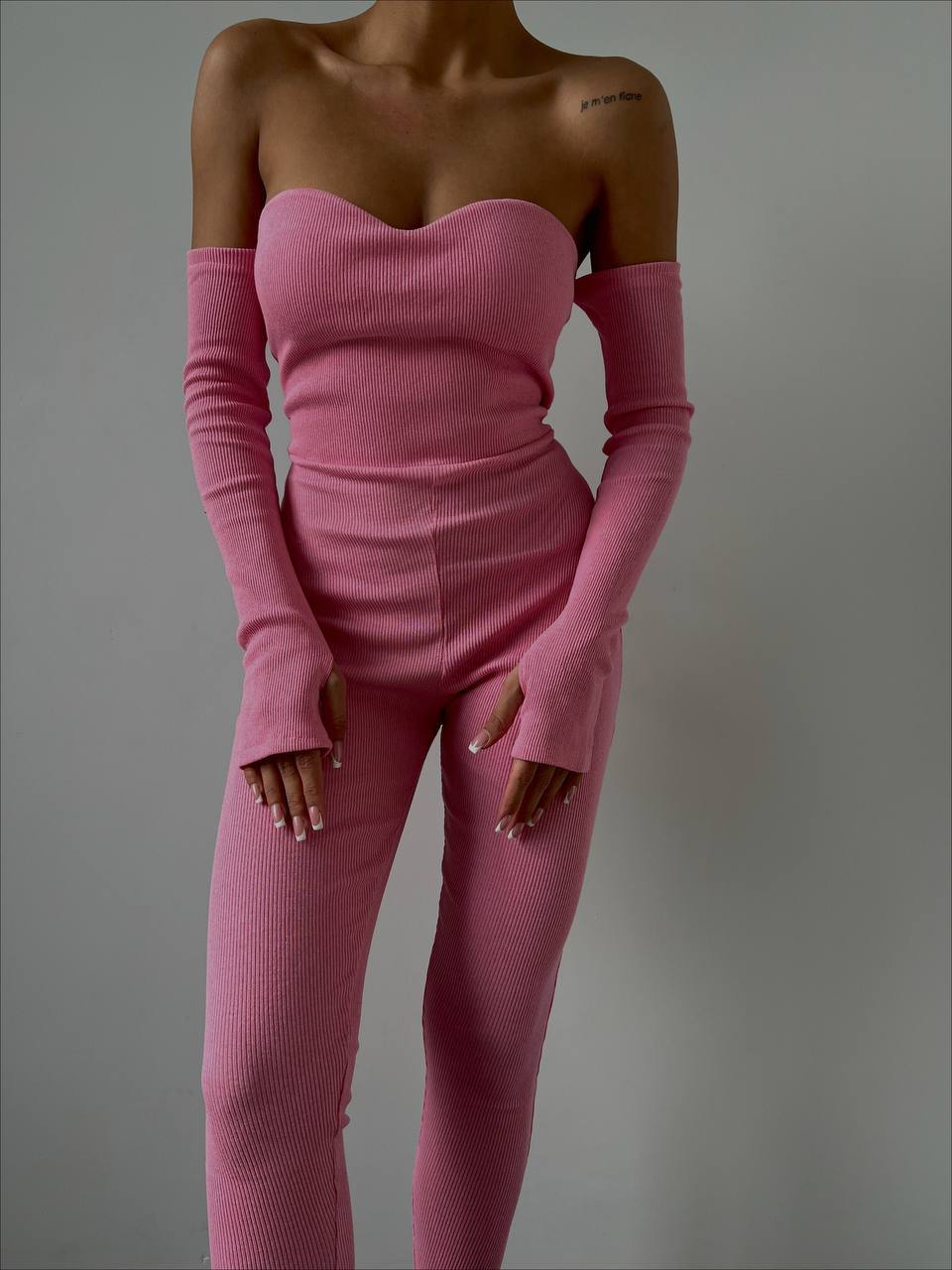 Дамски гащеризон DIVAN  https://bvseductive.com/products/women-s-jumpsuit-divan-2  дамски гащеризон в розов цвят изработен в изчистен и едноцветен дизайн с вталена кройка, подчертаваща фигурата модел с голи рамене и красиво деколте красиво предложение за Вашата визия