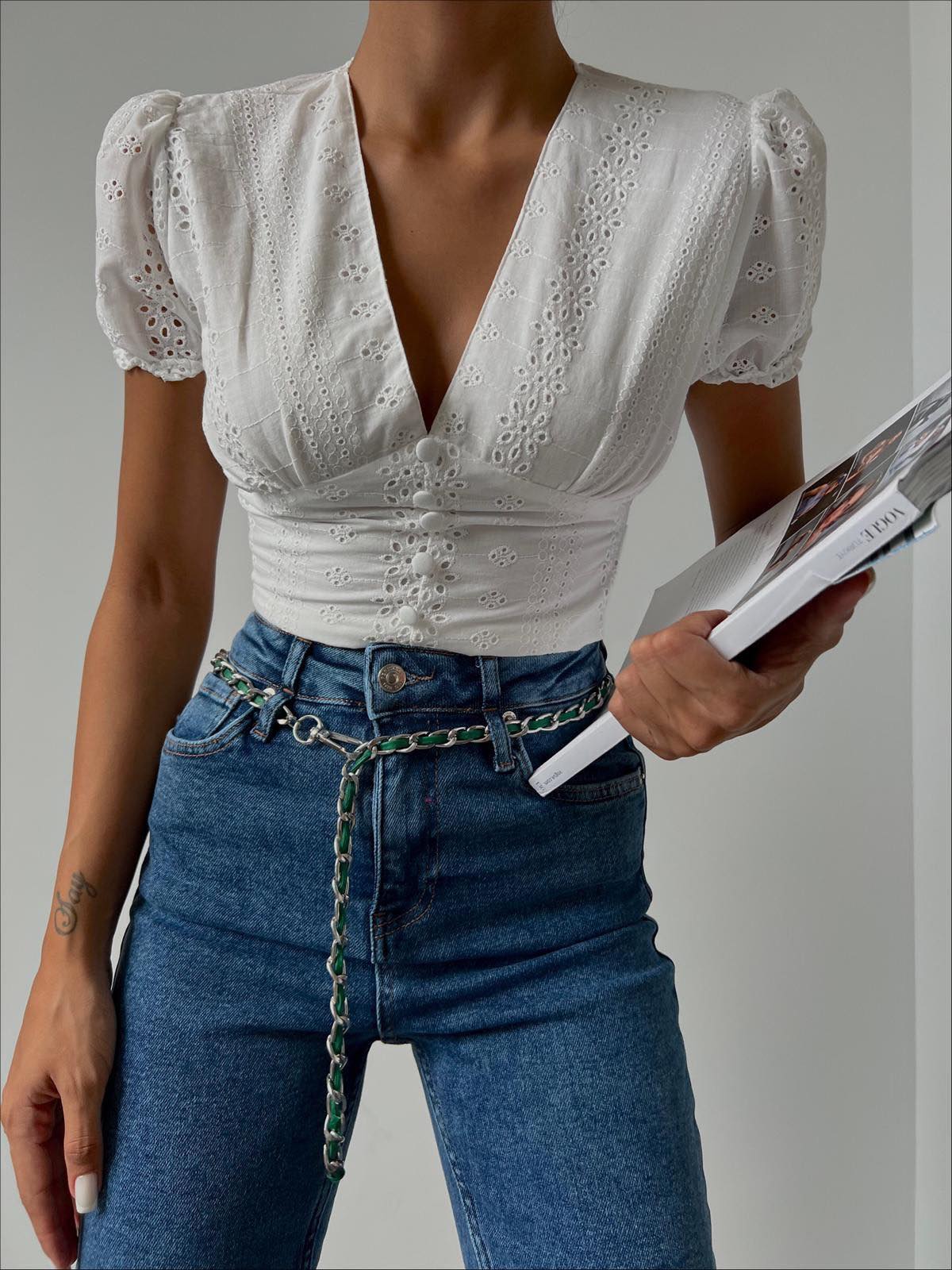 Дамска блуза DEFENA  https://bvseductive.com/products/дамска-блуза-defena  тренди дамска блуза в бял цвят&nbsp; със секси деколте моделът е с къса дължина и къси ръкави&nbsp; чудесен избор за модерна ежедневна визия