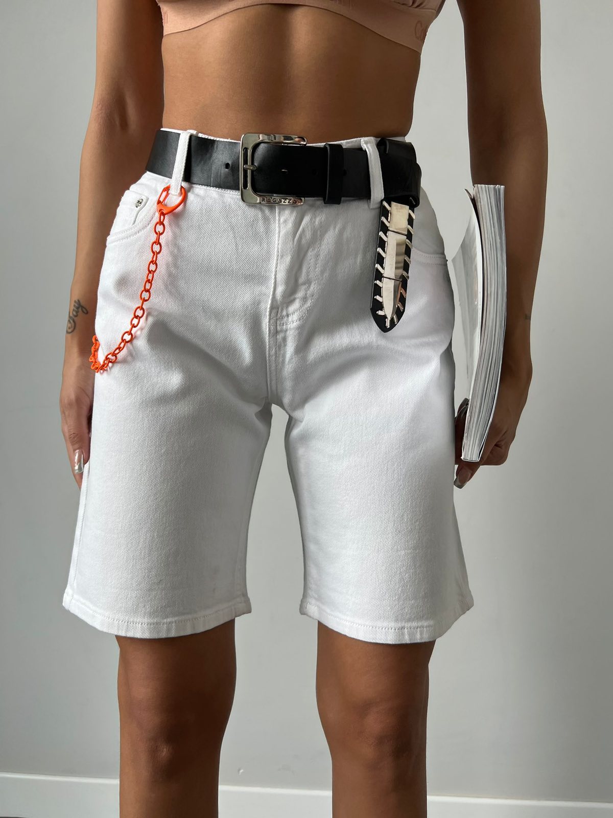 Дамски панталони ANINA  https://bvseductive.com/products/дамски-панталони-yanina  къси панталонки с колан в бял цвят в широка кройка с висока талия можете да кобминирате с топ или тениска чудесно допълнение към Вашата визия