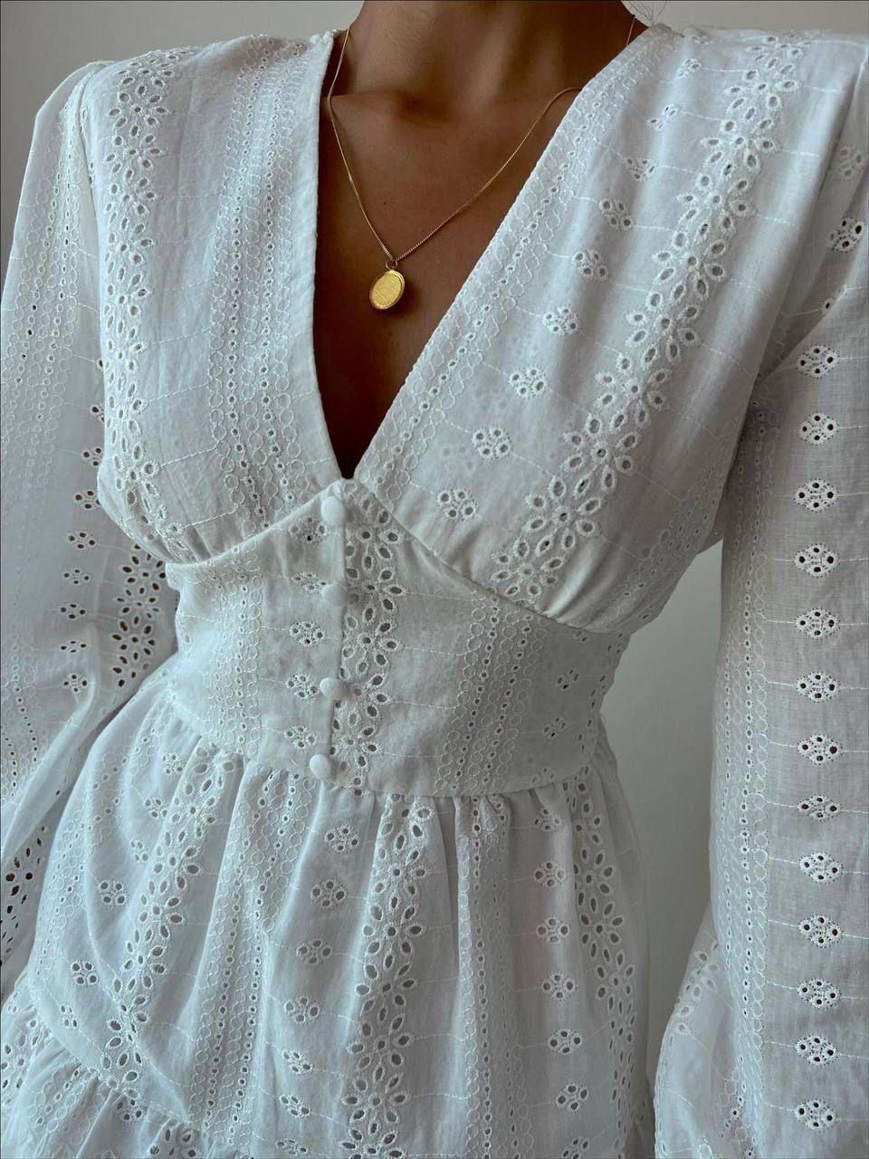 Дамска рокля CARITE WHITE  https://bvseductive.com/products/womans-s-dresses-carite-white  моделът е с V-образно деколте и красив акцент от буфан ръкави - комбинация, която ще провокира вниманието на околните дължината се разкроява и оптически ще ....