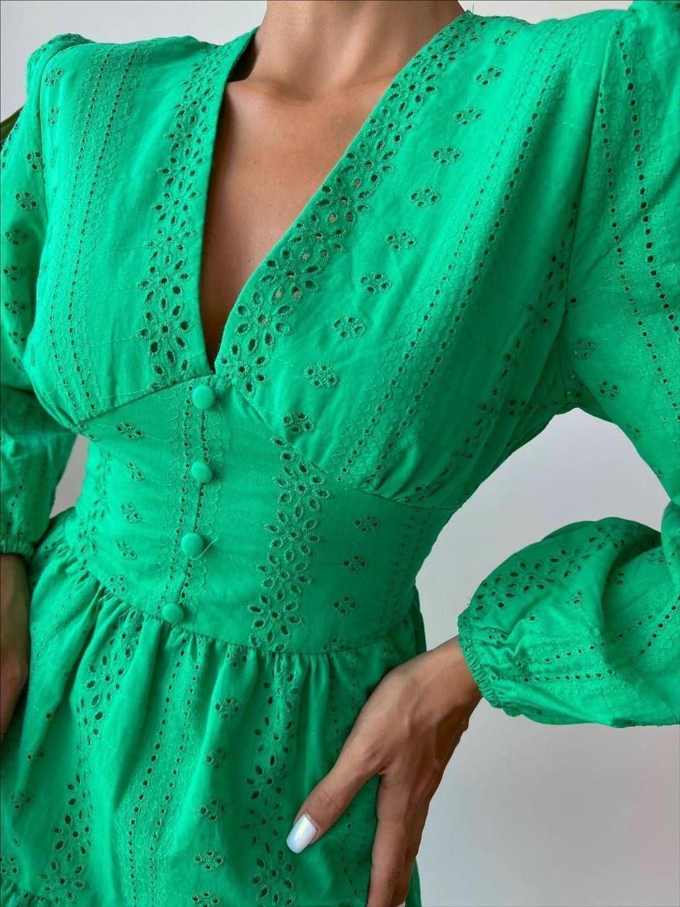 Дамска рокля CARITE GREEN  https://bvseductive.com/products/womans-s-dresses-carite-green  моделът е с V-образно деколте и красив акцент от буфан ръкави - комбинация, която ще провокира вниманието на околните дължината се разкроява и оптически ще ....