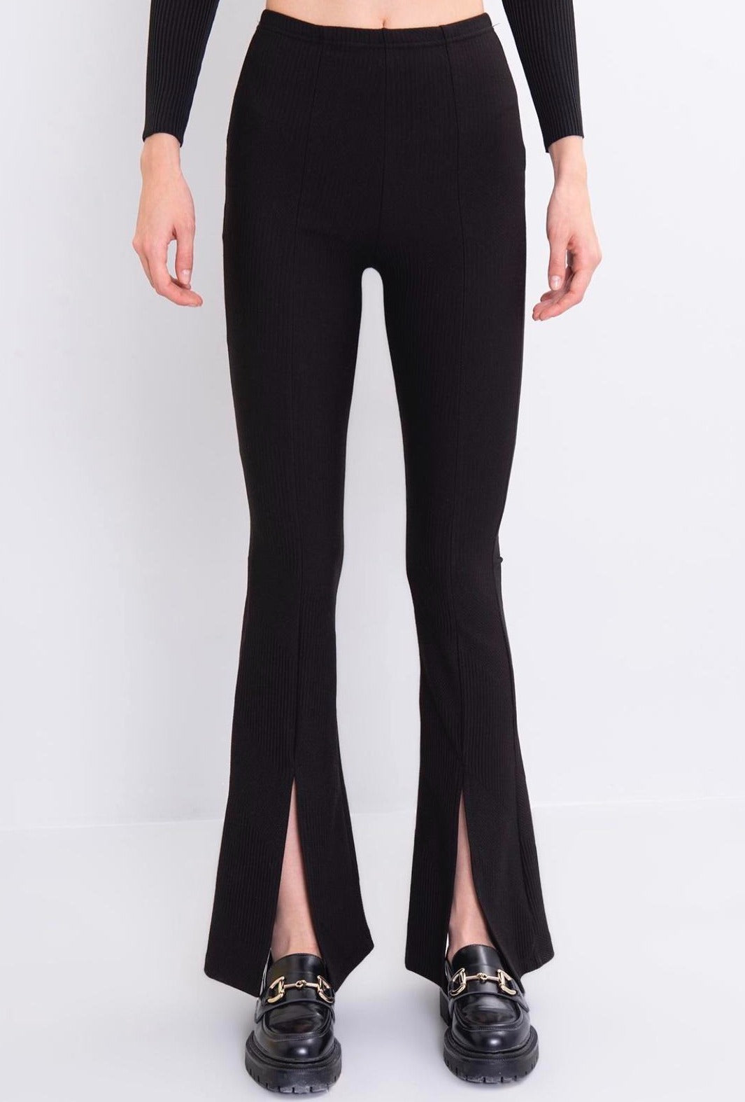 Дамски панталон SIBILLA  https://bvseductive.com/products/дамски-панталон-sibilla  90 % полиестер 10 % еластан стилен дамски панталон в черен цвят модерен дизайн, описващ женствено силуета еластичност&nbsp; за повече комфорт с акцент разкрояване под коляното и цепка идеално допълнение към ежедневния Ви гардероб