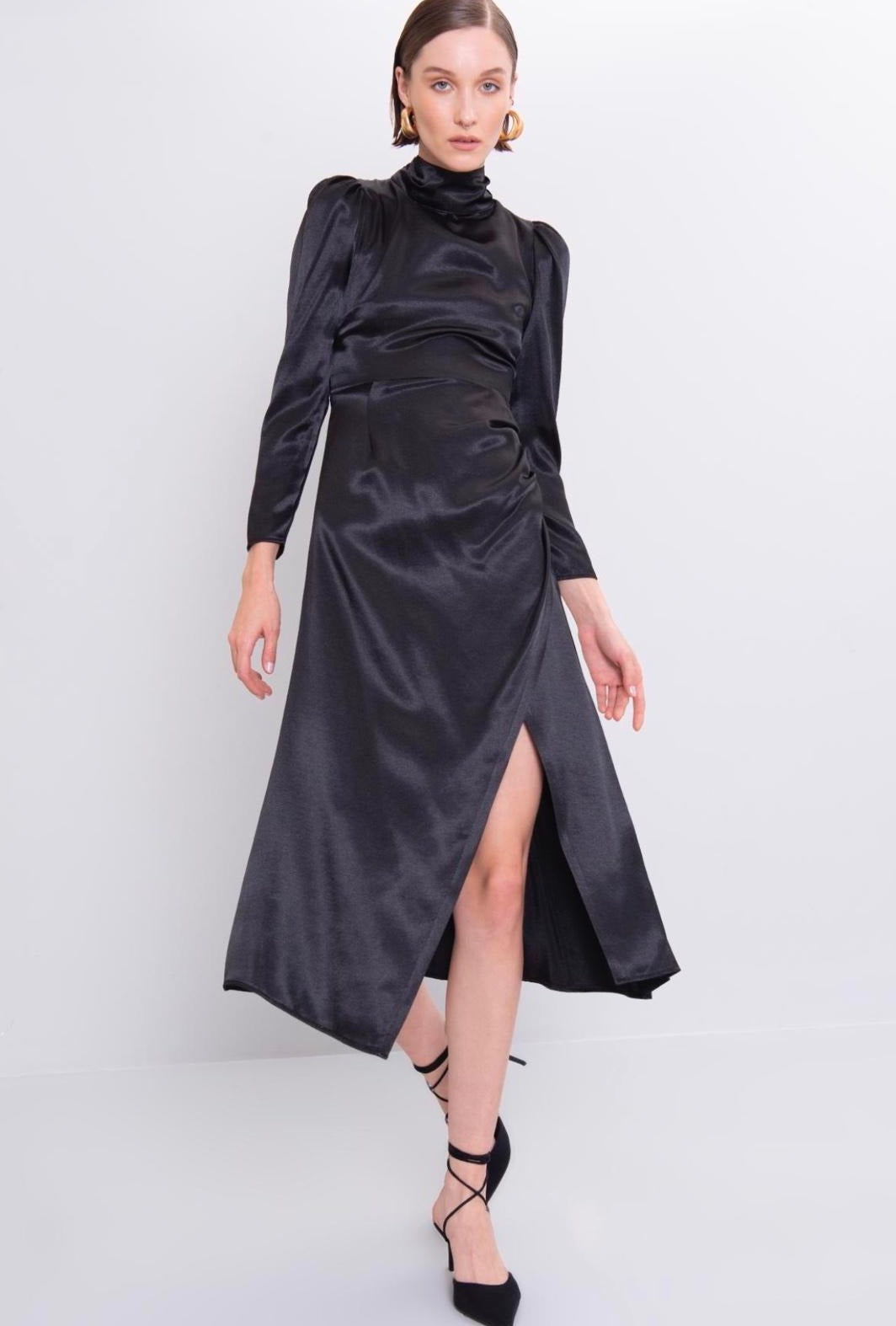 Дамска рокля SIBILA  https://bvseductive.com/products/дамска-рокля-sibila  45 % вискоза 55 % нилон официална дълга рокля в черен змийски десен в миди дължина с дълъг ръкав вталена кройка, подчертаваща фигурата изработена от приятна материя чудесен избор за Вашата визия