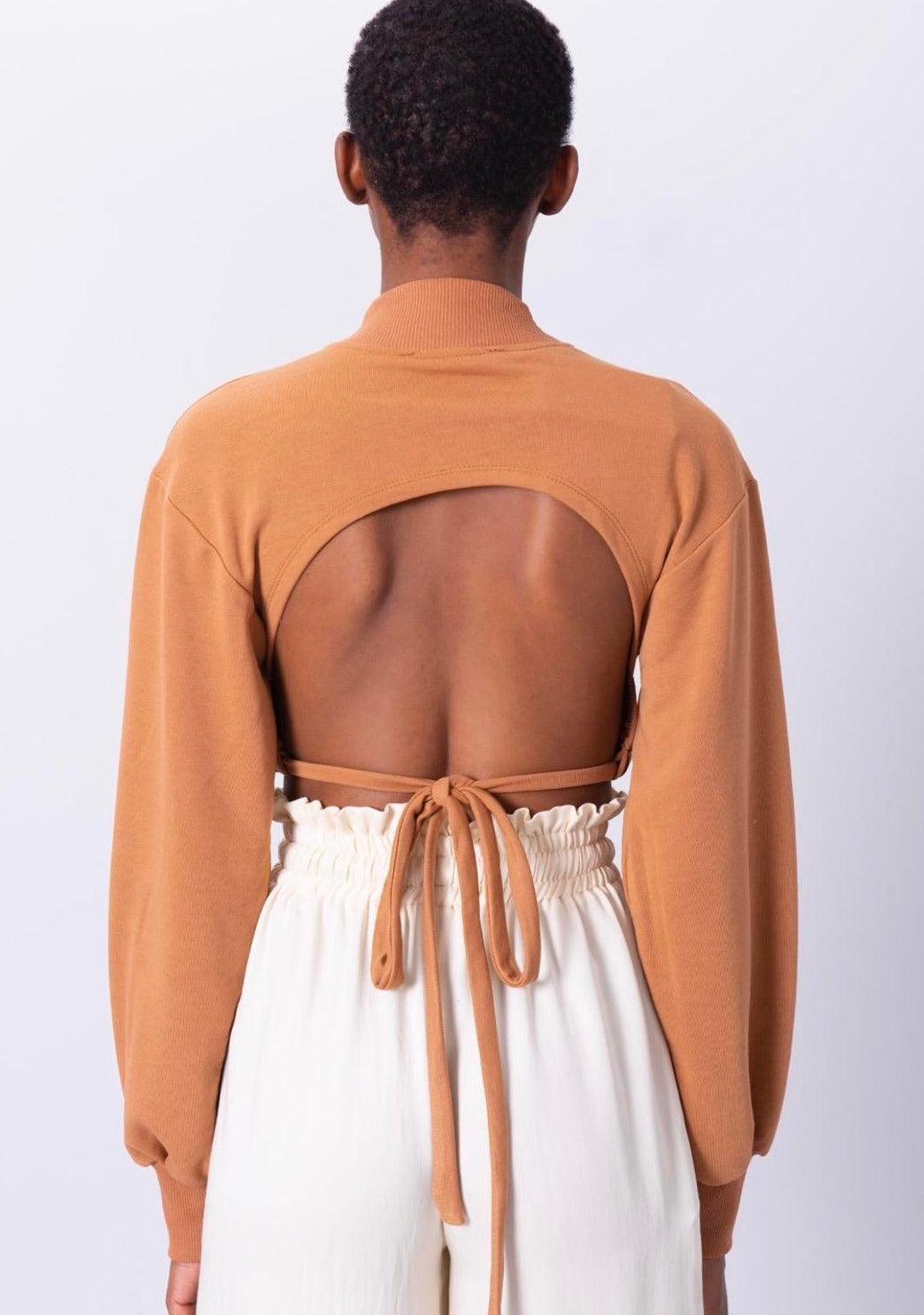 Дамска блуза BELSSA  https://bvseductive.com/products/мска-блуза-belssa  50 % памук 50 % полиестер модерна къса блуза в кафяв цвят модел с ефектен гол гръб и връзки позволява лесно да се комбинира супер предложение за сезон пролет/есен тренди избор за Вашата визия&nbsp;