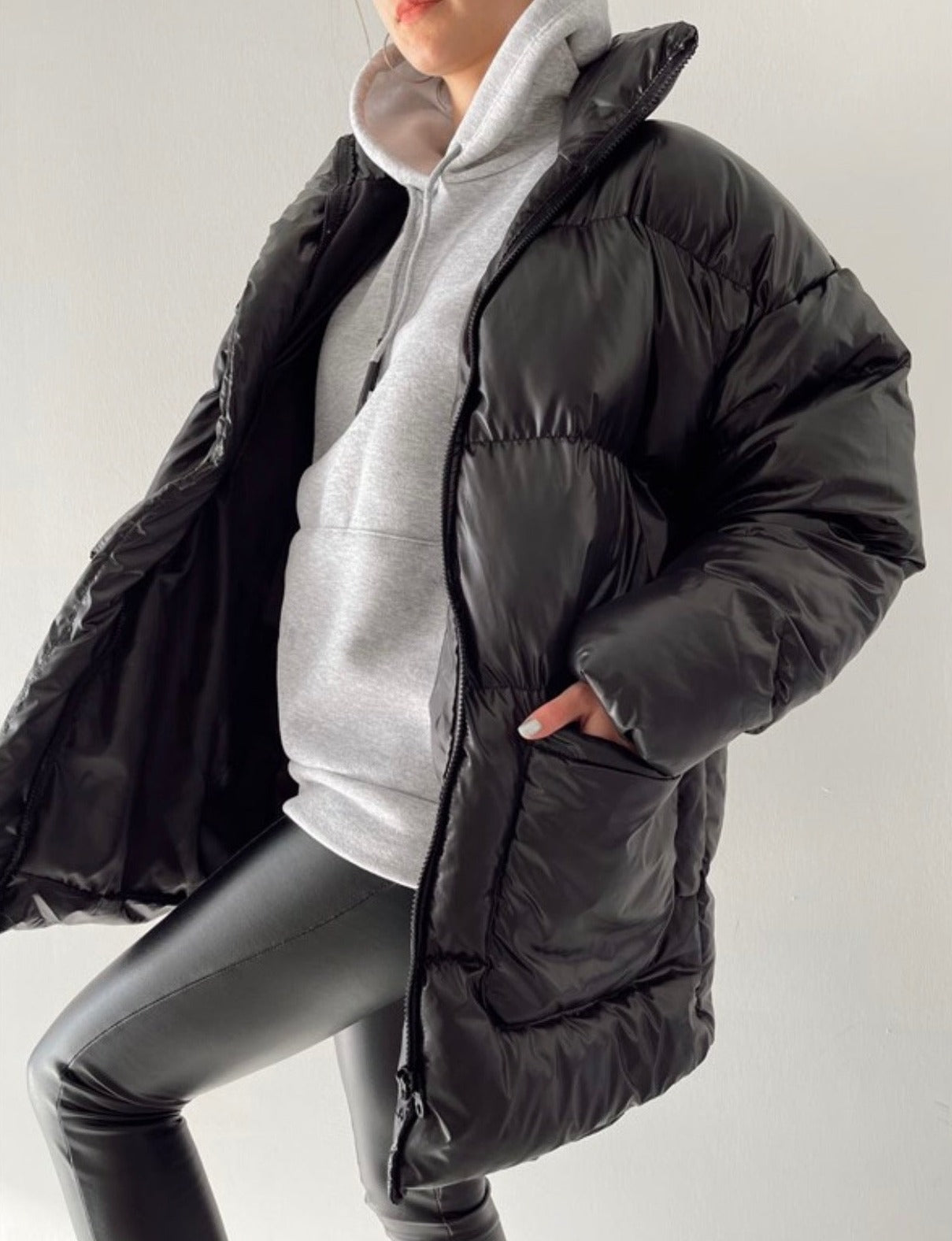 Дамско яке TRISA  https://bvseductive.com/products/women-s-jackets-trisa-1  100 % полиестер модерно дамско яке в черен цвят със свободна кройка, подходяща за всеки модел с два големи, странични джоба затваряне с копчета по цялата дължина чудесен избор за зимния период идеален избор за тренди визия