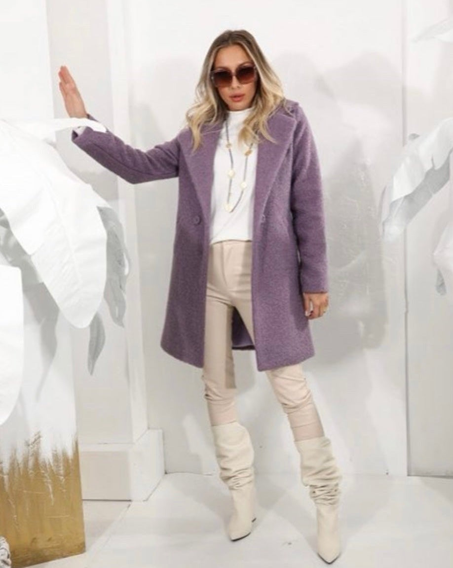 Дамско палто DIONA  https://bvseductive.com/products/women-s-coats-diona  30 % памук 70 % полиестер дамско палто в лилав цвят с ефектен ревер и закопчаване с копчета със странични джобове палтото е подходящо за преходните сезони