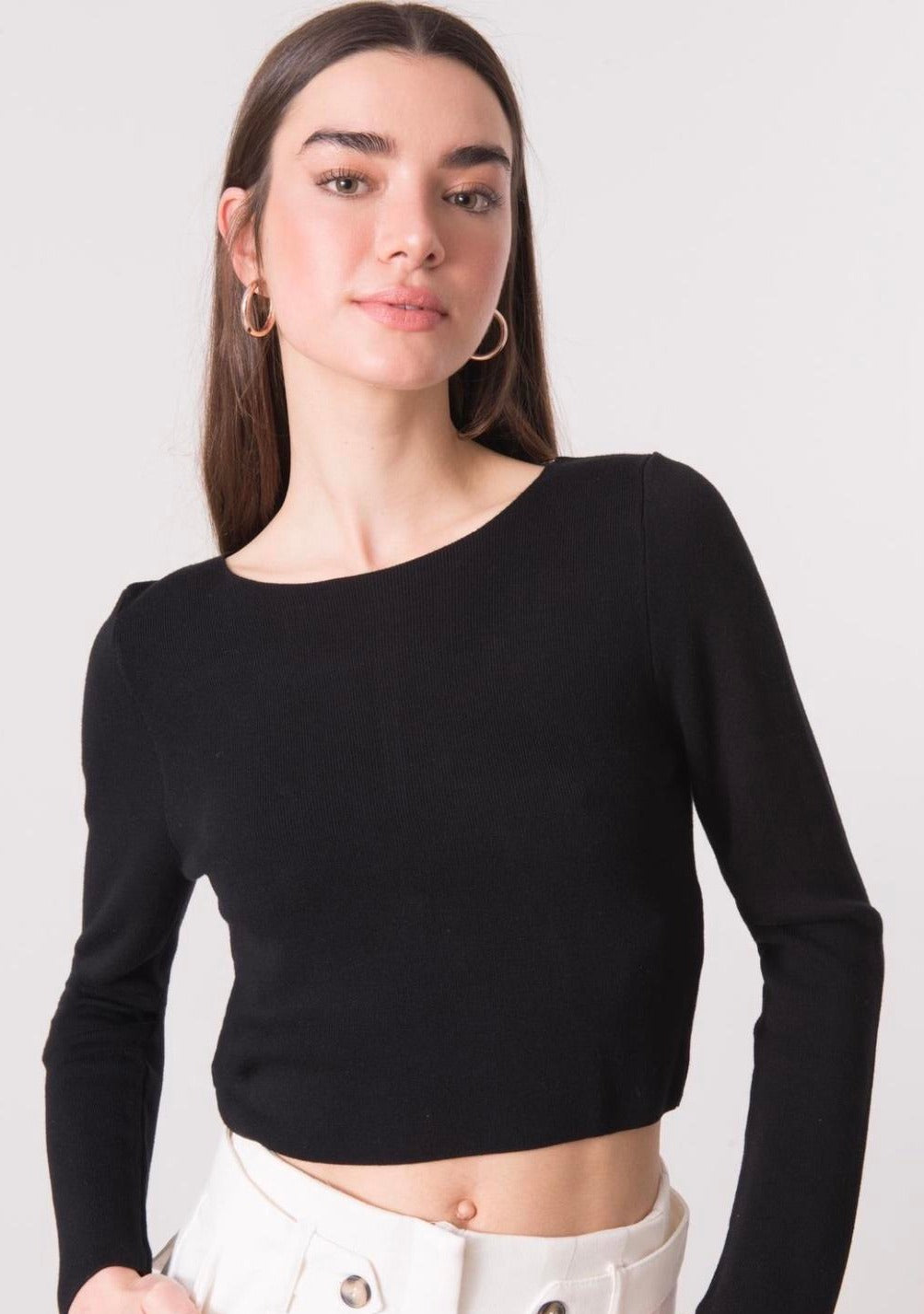 Дамска блуза LAMARA  https://bvseductive.com/products/дамска-блуза-lamara  50 % вискоза 50 % акрил модерна дамска блуза в черен цвят моделът е със секси &nbsp;изрязан гръб и синджир твоят избор за впечатляваща визия