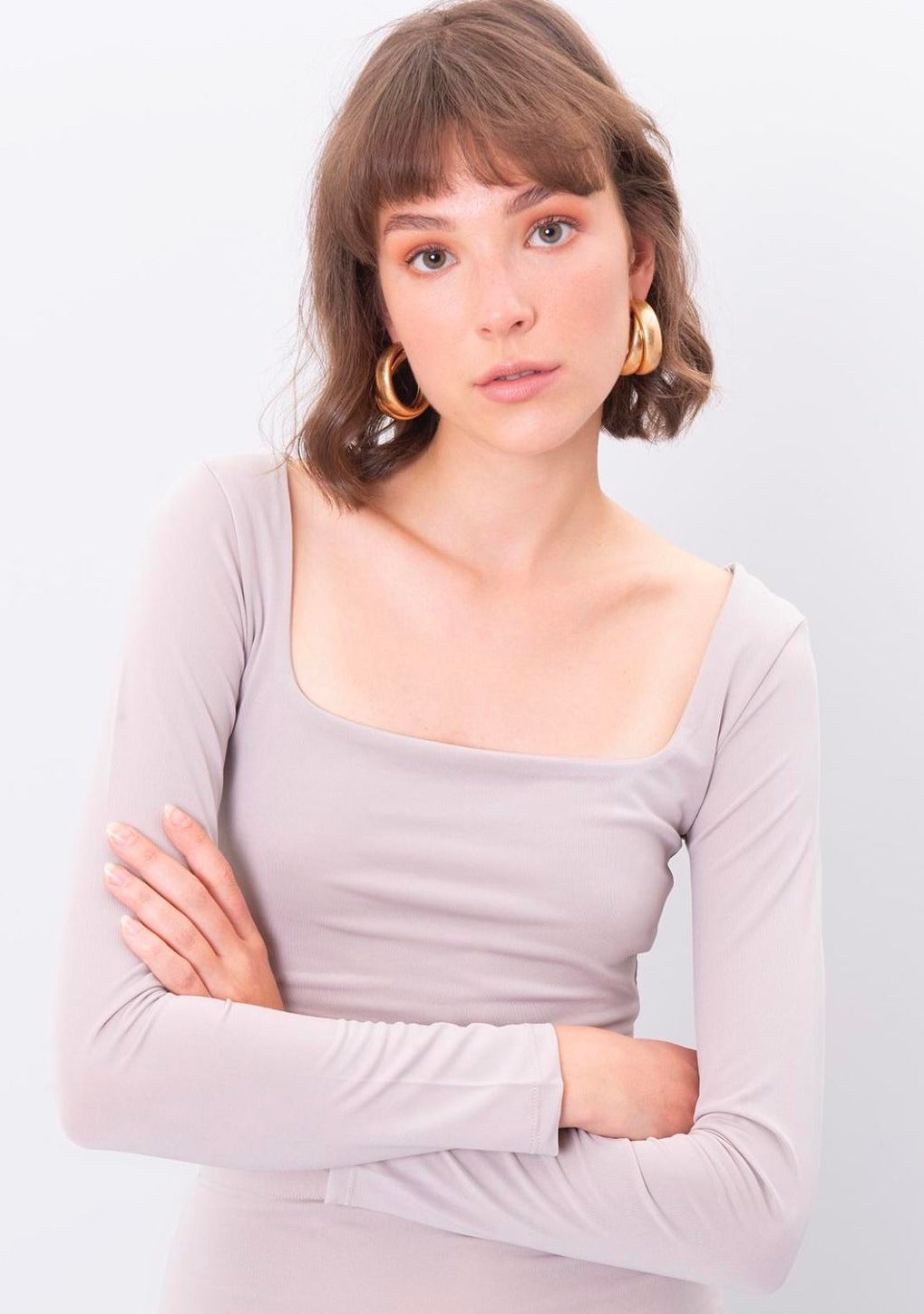 Дамска блуза ELIZA  https://bvseductive.com/products/дамска-блуза-eliza-1  95 % полиестер 5 % еластан дамска къса блуза в бежов цвят с квадратно деколте и дълъг ръкав лесно кибиниране с дамски пола ELIZA