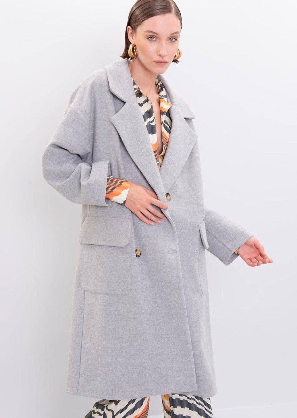 Дамско палто CATELEIA  https://bvseductive.com/products/women-s-coats-cateleia  80 % полиестер 17 % вискоза 3 % еластан дълго дамско палто в сив цвят в изчистен и класически дизайн модел с дълъг ръкав и яка с ревер с два практични джоба от двете страни стилно и комфортно предложение за хладните дни