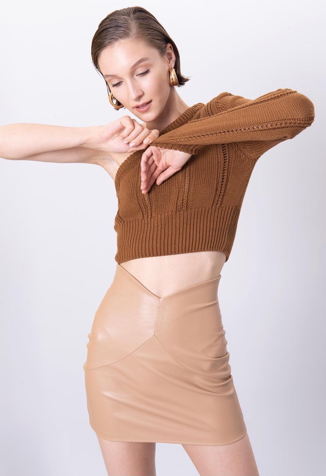 Дамски пуловер BELLA  https://bvseductive.com/products/дамски-пуловер-bella  100% акрил атрактивен къс дамски пуловер с един ръкав в кафяв цвят тренди предложение за вашата визия