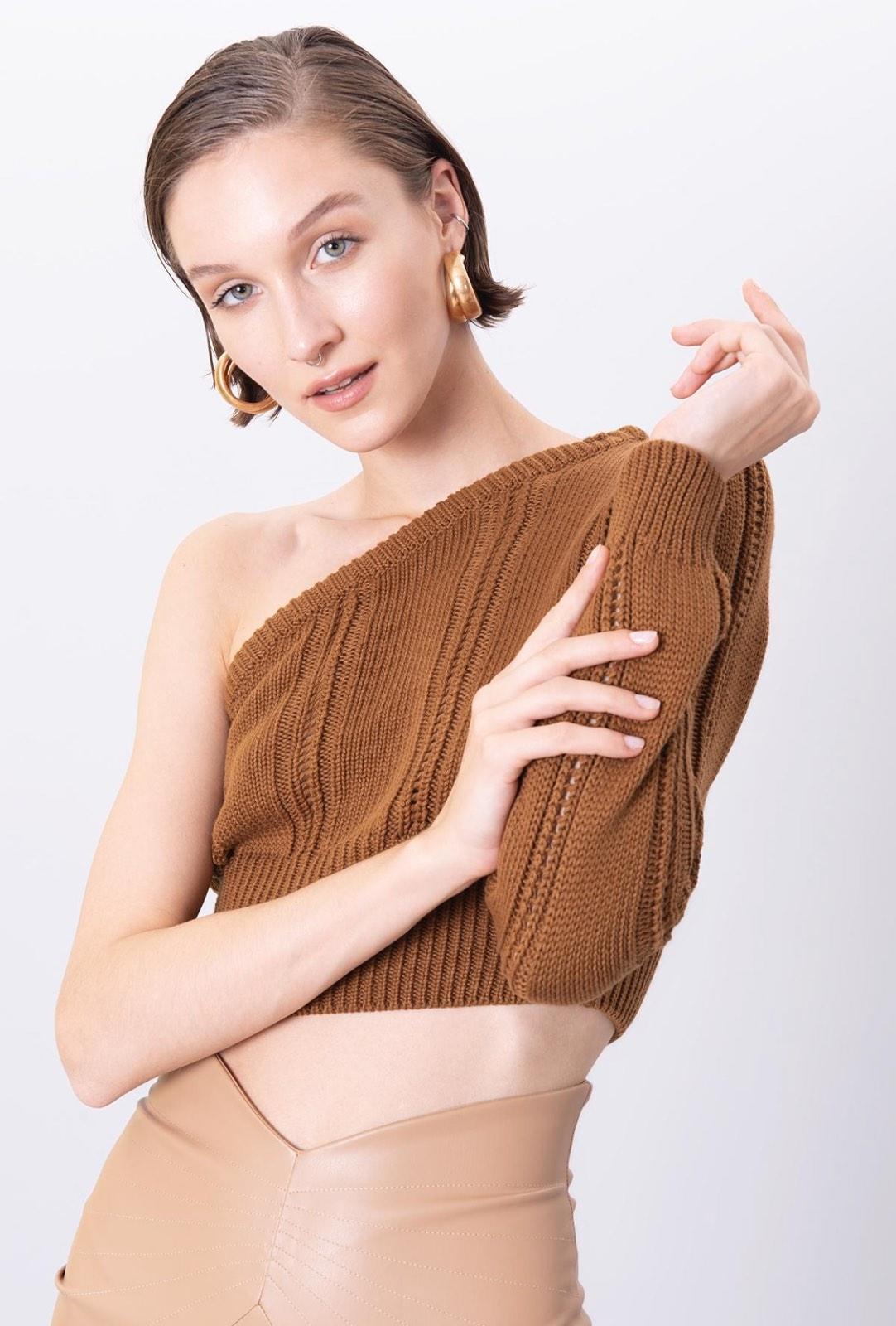 Дамски пуловер BELLA  https://bvseductive.com/products/дамски-пуловер-bella  100% акрил атрактивен къс дамски пуловер с един ръкав в кафяв цвят тренди предложение за вашата визия