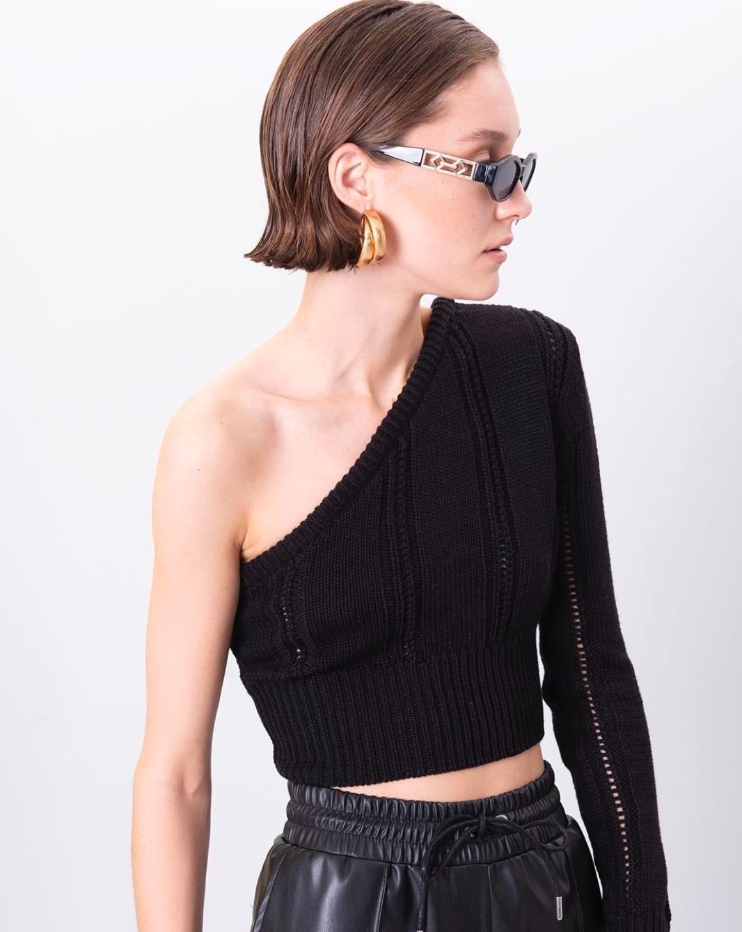 Дамски пуловер BELLA  https://bvseductive.com/products/дамски-пуловер-bella-2  100% акрил атрактивен къс дамски пуловер с един ръкав в черен цвят тренди предложение за вашата визия