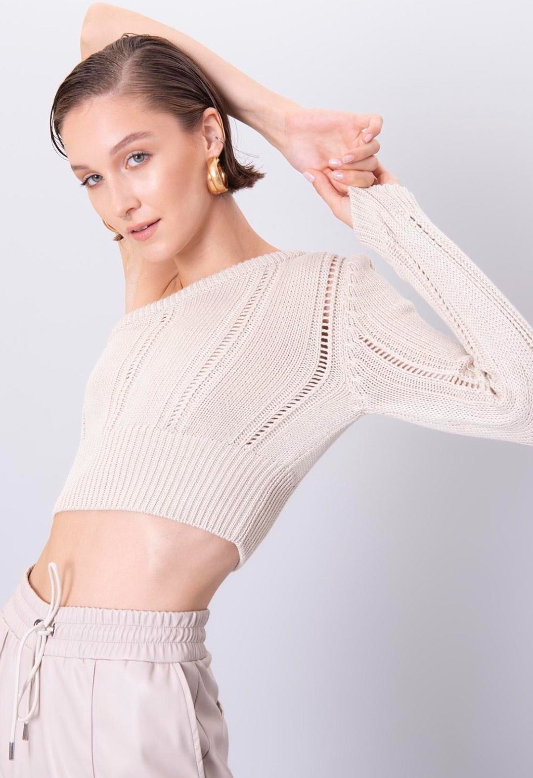 Дамски пуловер BELLA  https://bvseductive.com/products/дамски-пуловер-bella-1  100% акрил атрактивен къс дамски пуловер с един ръкав в бвжов цвят тренди предложение за вашата визия