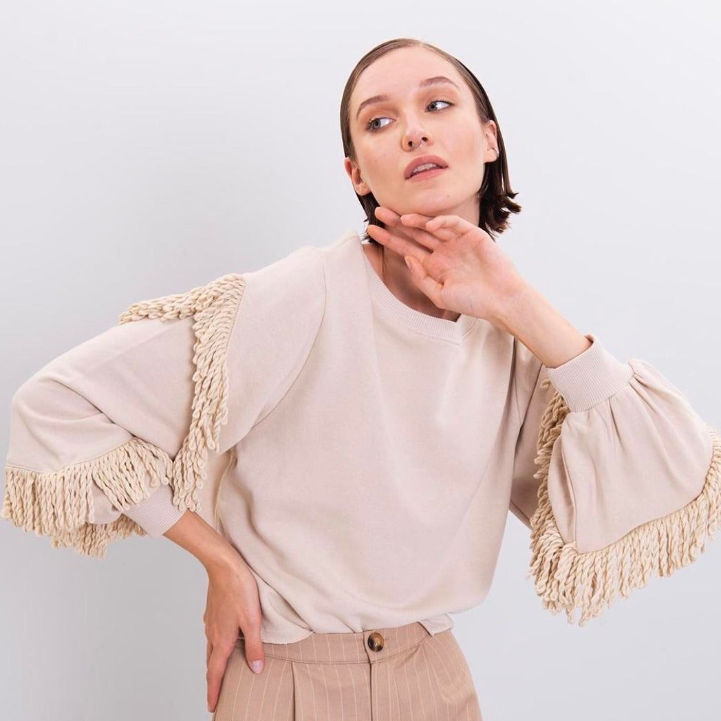 Дамска блуза ANDI  https://bvseductive.com/products/дамска-блуза-andi  85 % памук 15 % полиестер модерна дамска блуза в бежов цвят със свободна и удобна кройка ефектен акцент от ресни подходяща за младежката Ви визия