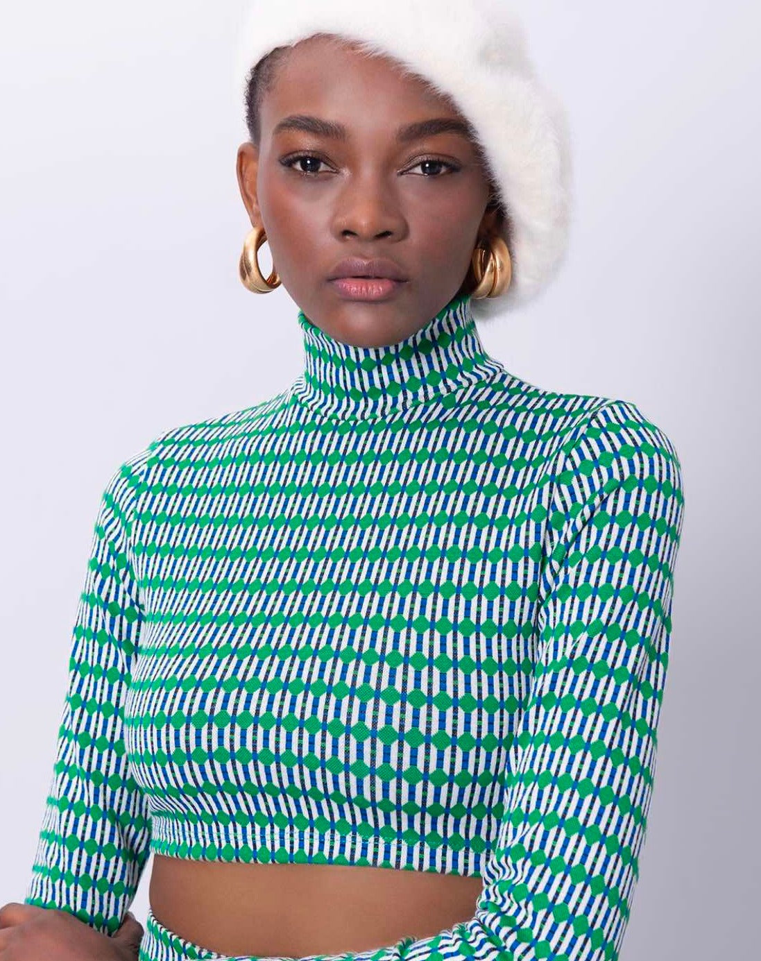 Дамска блуза KIKI  https://bvseductive.com/products/дамска-блуза-kiki  72&nbsp; % полиестер 22 % памук 6 % еластан къса ефектна дамска блуза с интерессен десен в зелено и синьо
