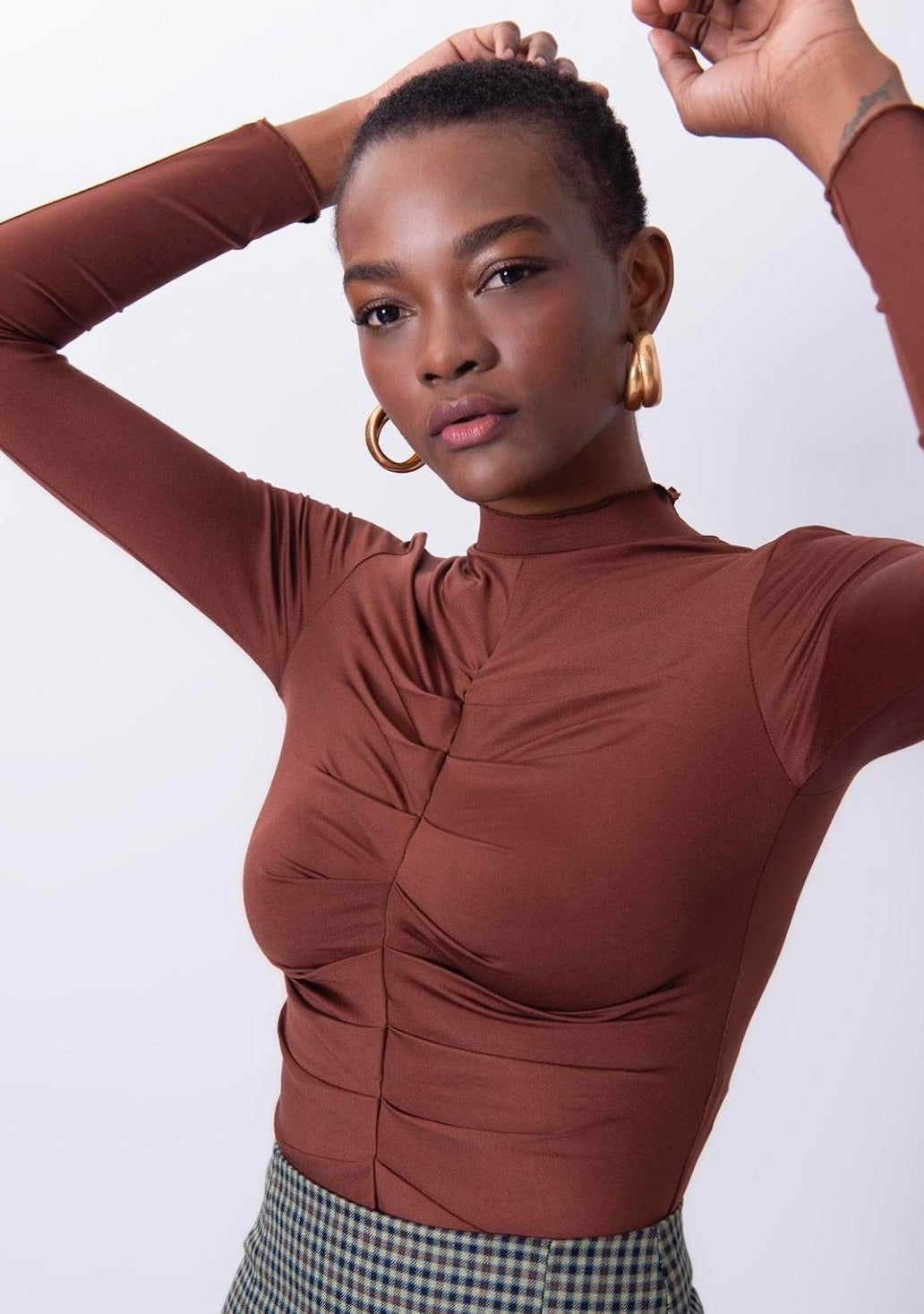 Дамска блуза NERVIDA  https://bvseductive.com/products/дамска-блуза-nervida  5 % еластан 95 % пoлиестер впечатляваща дамска блуза в кафяв цвят моделът е с къса секси дължина и набор отпред изключително красива визия с блуза&nbsp;NERVIDA