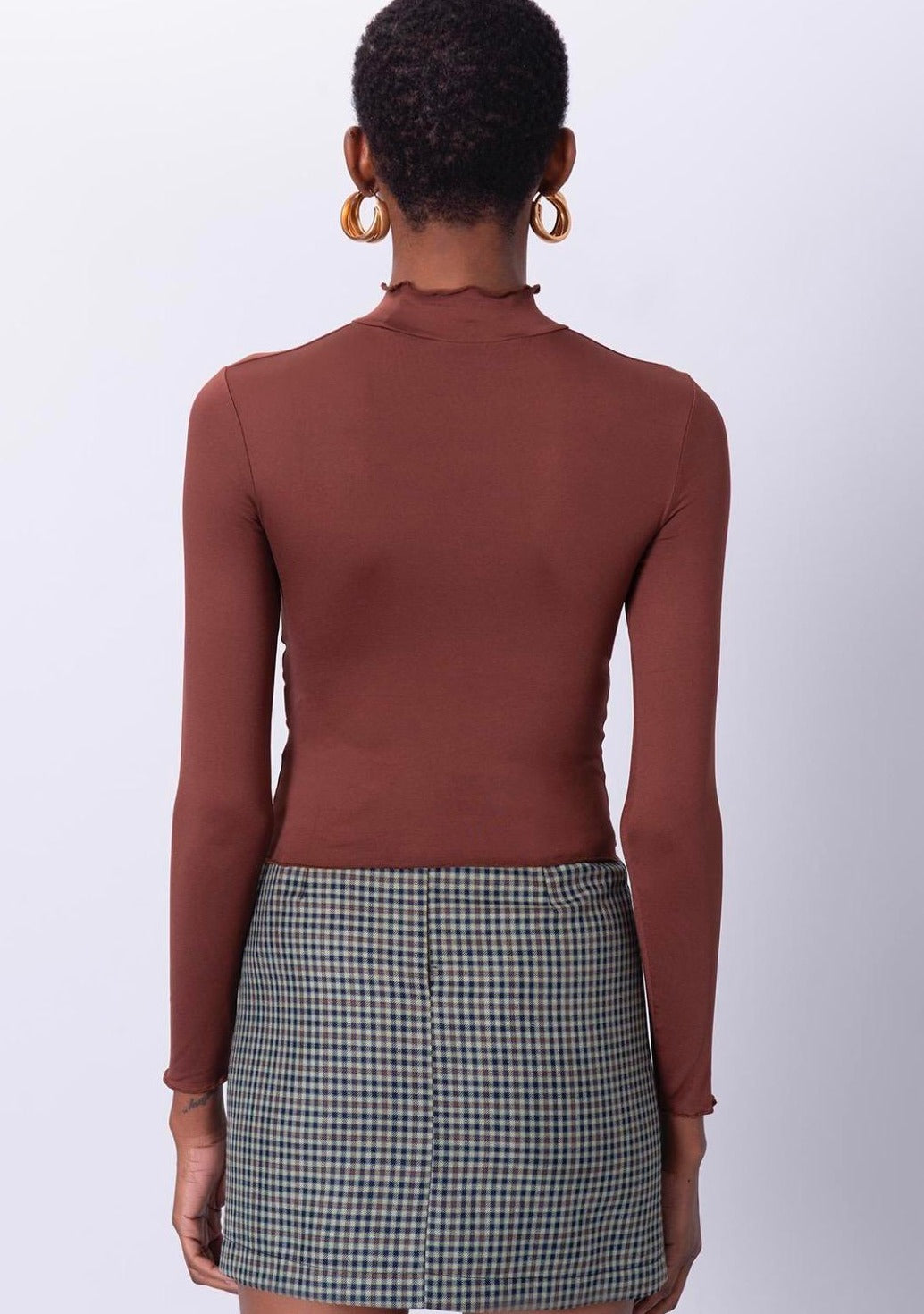 Дамска блуза NERVIDA  https://bvseductive.com/products/дамска-блуза-nervida  5 % еластан 95 % пoлиестер впечатляваща дамска блуза в кафяв цвят моделът е с къса секси дължина и набор отпред изключително красива визия с блуза&nbsp;NERVIDA