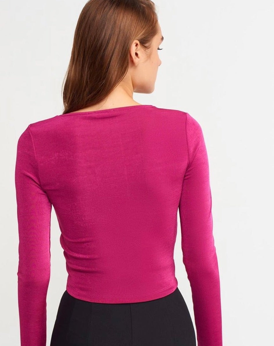 Дамска блуза CARLLA  https://bvseductive.com/products/дамска-блуза-carlla-2  5 % ликра 95 % пoлиестер секси дамска блуза в цвят циклама модел с регулираща се дължина подчертава женските извивки позволява лесно да се комбинира чудесен избор за Вашето секси излъчване красиво предложение за всекидневна визия