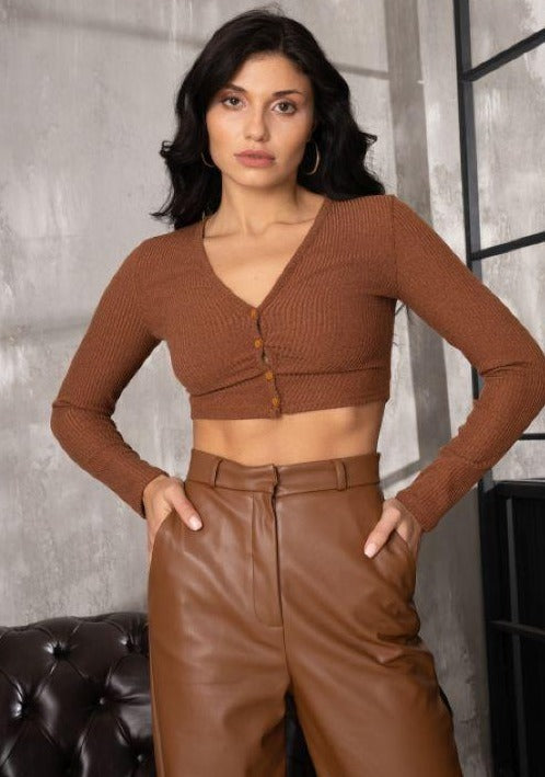 Дамска блуза ONLI  https://bvseductive.com/products/дамска-блуза-onl  100 % полиестер къса блуза в кафяв цвят закопчаване с копчета секси младежка визия