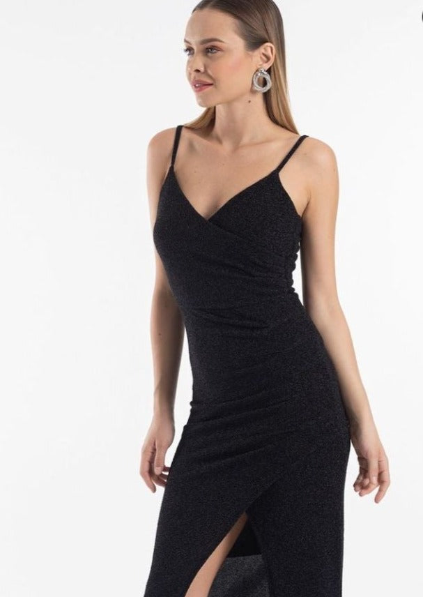 Дамска рокля VILETTA  https://bvseductive.com/products/дамска-рокля-viletta  100 % полиестер стилна рокля в класически черен цвят със силует, който описва женските извивки моделът е с голяма секси цепка висококачествена изработка от приятна материя неустоимо предложение за Вашата модерна визия