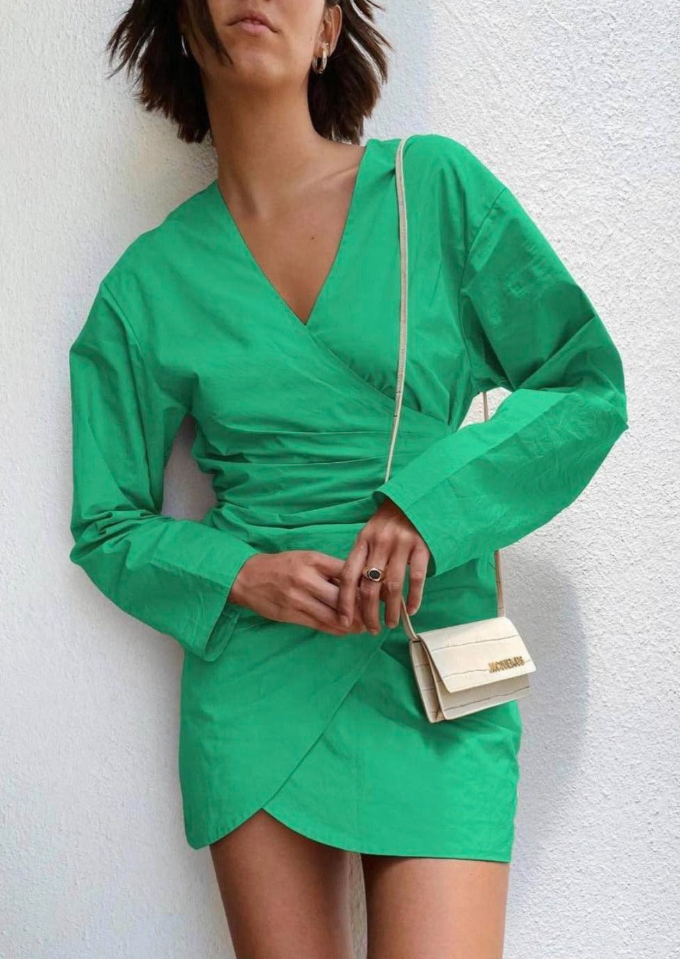 Дамска рокля MARIELA GREEN  https://bvseductive.com/products/womans-s-dresses-mariela-green  красива къса рокля в наситено зелен цвят изработена в свободна кройка в сатенирана материя модел с яка и свободен, дълъг ръкав с широк маншет с прихлупване и
