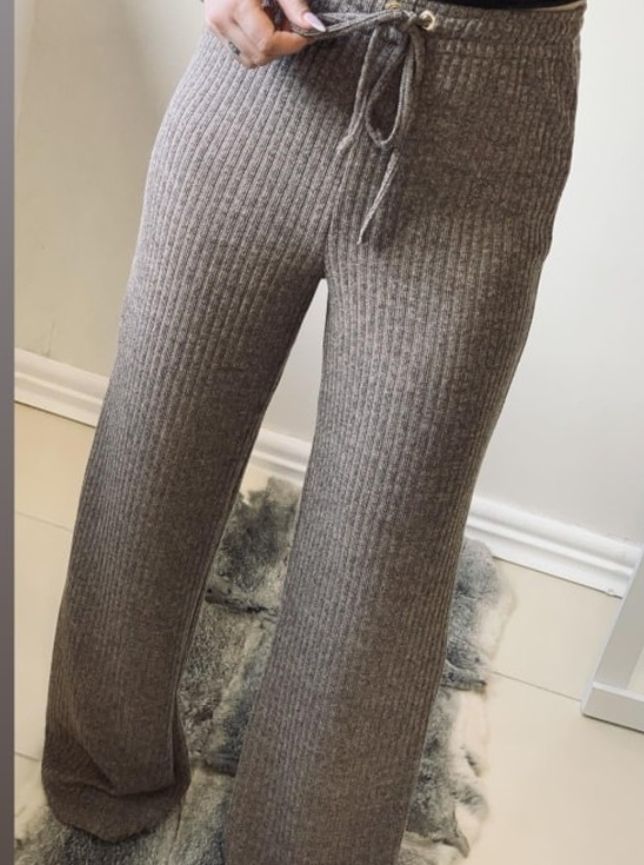 Дамски панталон ROSANA  https://bvseductive.com/products/дамски-панталон-rosana  100 % памук стилен дамски панталон в сив цвят модерен дизайн, свободен силуета висока талия,за повече комфорт и стил идеално допълнение към ежедневния Ви гардероб