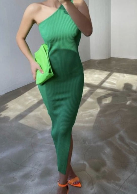Дамска рокля SELESTE GREEN  https://bvseductive.com/products/womans-s-dresses-seleste-green  елегантна рокля в зелен цвят с едно рамо изчистен и класически дизайн модел със секси цепка от едната страна позволява лесно да се комбинира чудесен избор за .