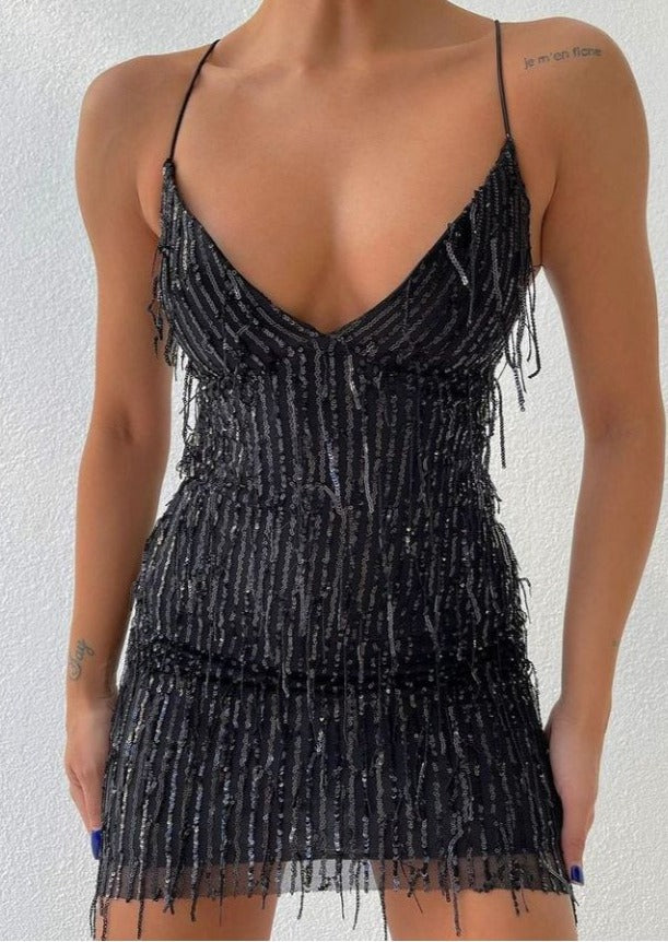 Дамска рокля STELA  https://bvseductive.com/products/дамска-рокля-stela-1  секси черна рокля в мини дължина силует, подчертаващ извивките с остро V-образно деколте с&nbsp;акцент от пайети и гол гръб екстравагантно предложение за специален повод