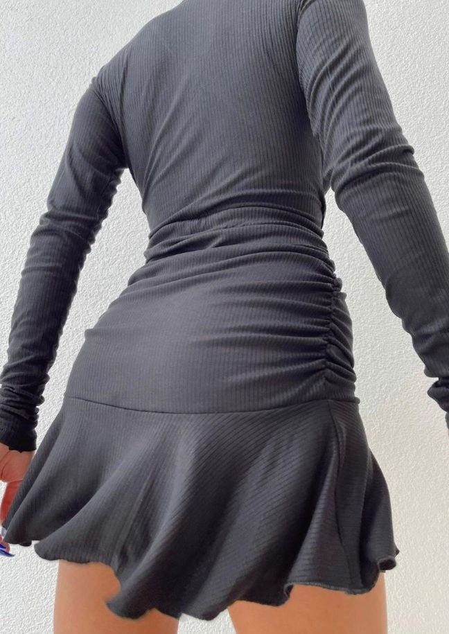 Дамска рокля VIKI  https://bvseductive.com/products/дамска-рокля-viki  впечатляваща рокля в черен цвят моделът е с дълъг ръкав&nbsp; отворено деколте тип прегърни ме&nbsp; с втален силует, подчертаващ женските извивки с красив акцент от волал и кокетен&nbsp; страничен набор висококачествена изработка и стилно излъчване ефектно предложение за женствена визия
