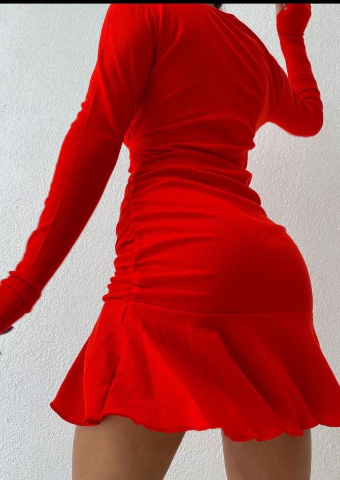 Дамска рокля VIKI RED  https://bvseductive.com/products/womans-s-dresses-viki-red  впечатляваща рокля в червен цвят моделът е с дълъг ръкав отворено деколте тип прегърни ме с втален силует, подчертаващ женските извивки с красив акцент от ...