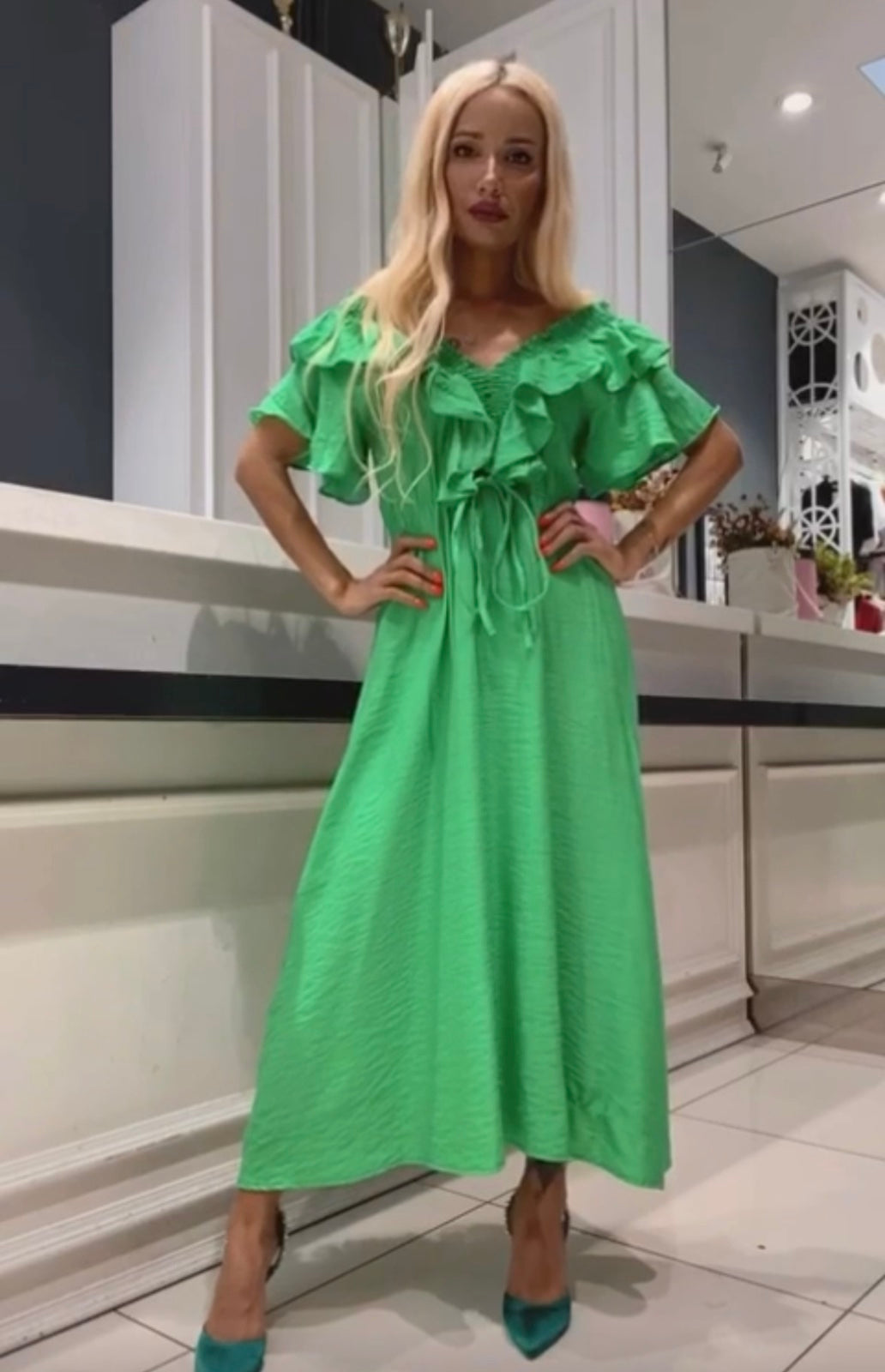 Дамска рокля CARITA GREEN  https://bvseductive.com/products/womans-s-dresses-carita-green  ефирна дълга рокля в зелен цвят модел с разкрояване в долната част идеален избор за Вашата женствена визия 85% памук 15% полиестер