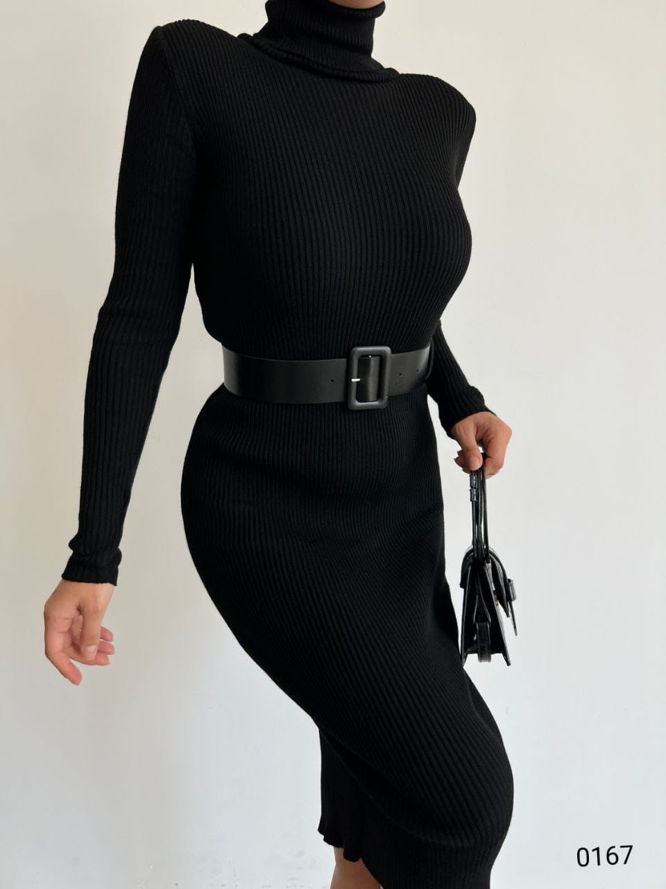 Дамска рокля DELIQ  https://bvseductive.com/products/womans-s-dresses-deliq  модерна рокля в класически черен цвят моделът е съставен от приятна и мека материя с поло яка и колан изчистен дизайн с права кройка перфектно предложение....