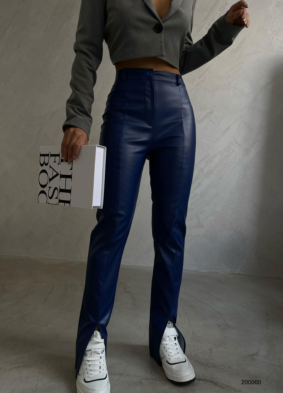 Дамски панталон SKARLET  https://bvseductive.com/products/дамски-панталон-skarlet-2  тъмно син панталон от изкуствена кожа с висока талия, удължаваща силуета с декоративен шев&nbsp;в предната част актуален модел с разкроени крачоли и цепки отличен избор за Вашата тренди визия