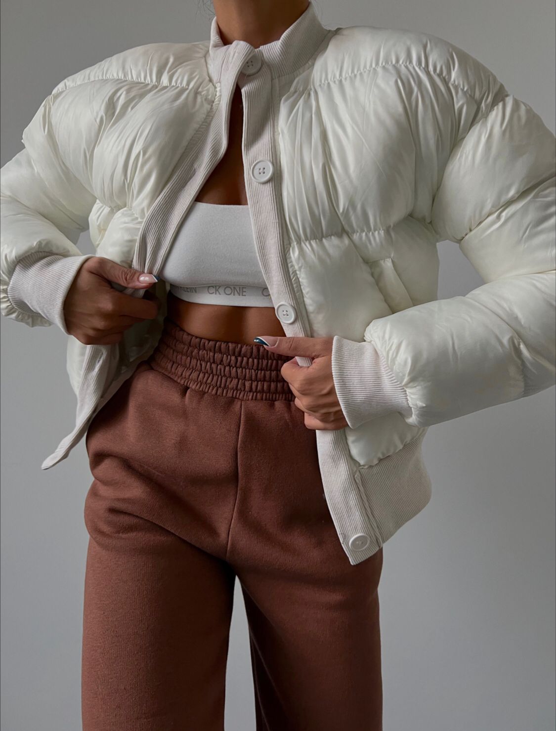 Дамско яке DARA  https://bvseductive.com/products/women-s-jackets-dara-2  модерно дамско яке в бял цвят изработено от мека, топла и приятна материя кройка с дължина до кръста и ръкави с ластик в края супер предложение за Вашата визия в студените дни чудесен избор за гардероба на всяка модерна дама